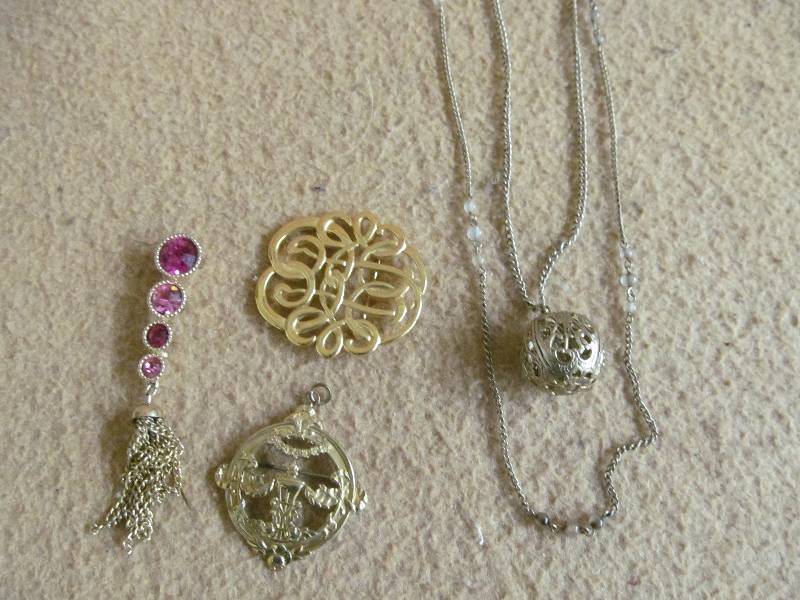 lot 119 image: Costume Jewelry