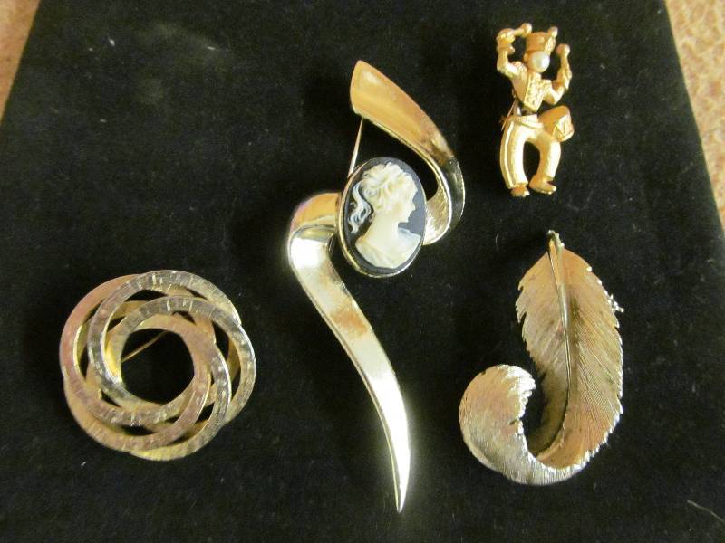 lot 120 image: Costume Jewelry