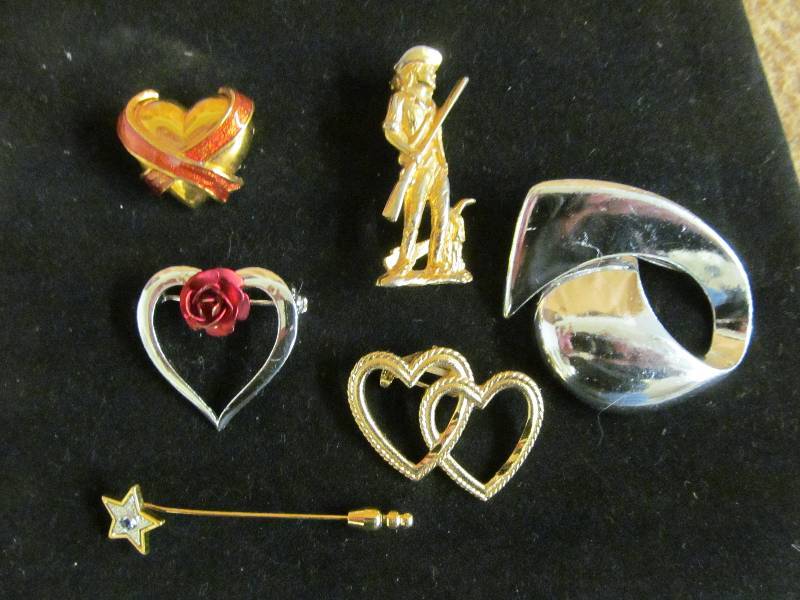lot 121 image: Costume Jewelry