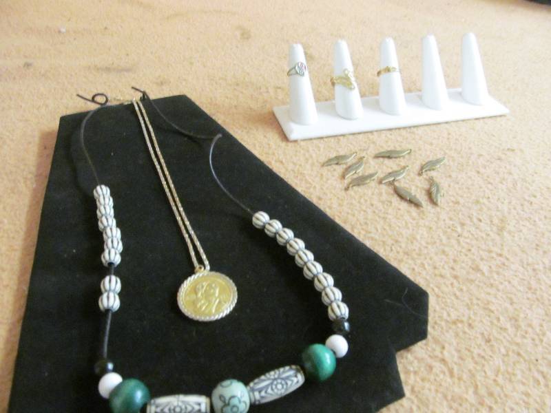 lot 123 image: Costume Jewelry