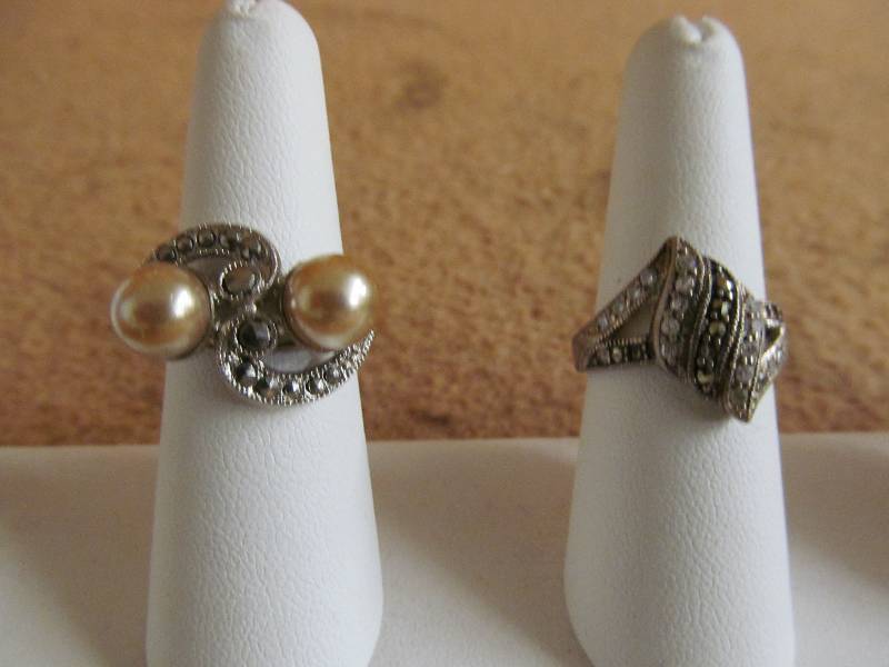 lot 125 image: Costume Jewelry