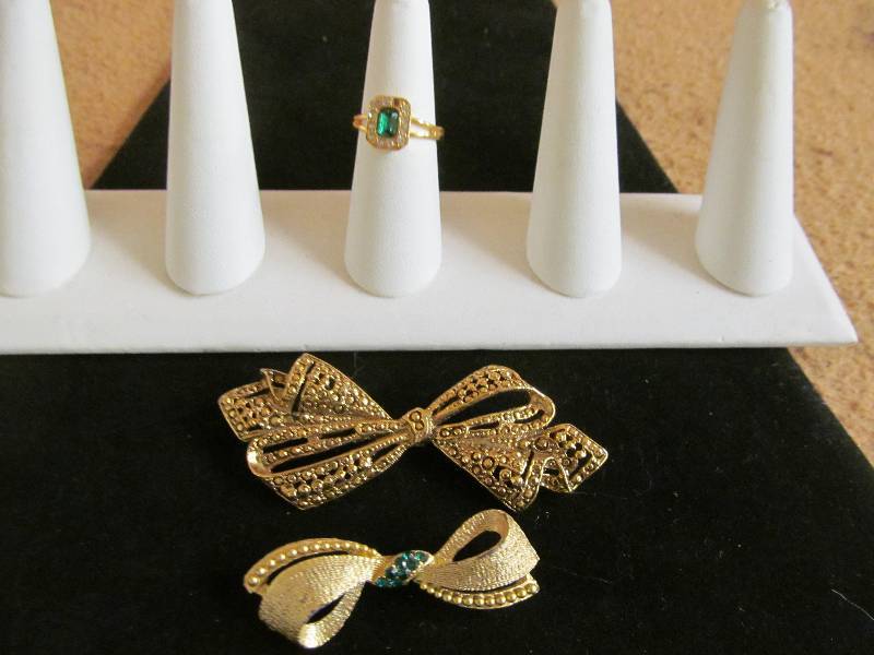 lot 134 image: Costume Jewelry