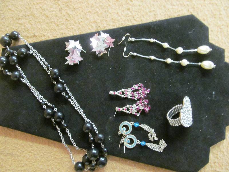 lot 138 image: Costume Jewelry