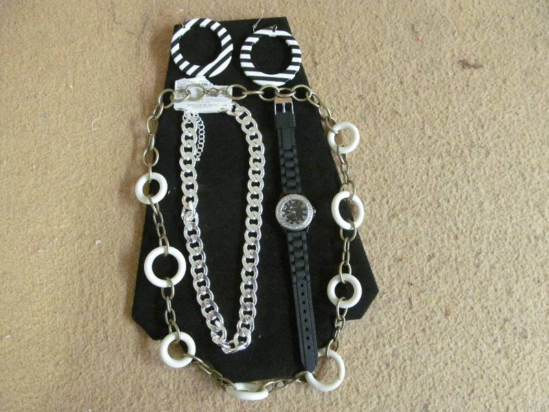 lot 140 image: Costume Jewelry