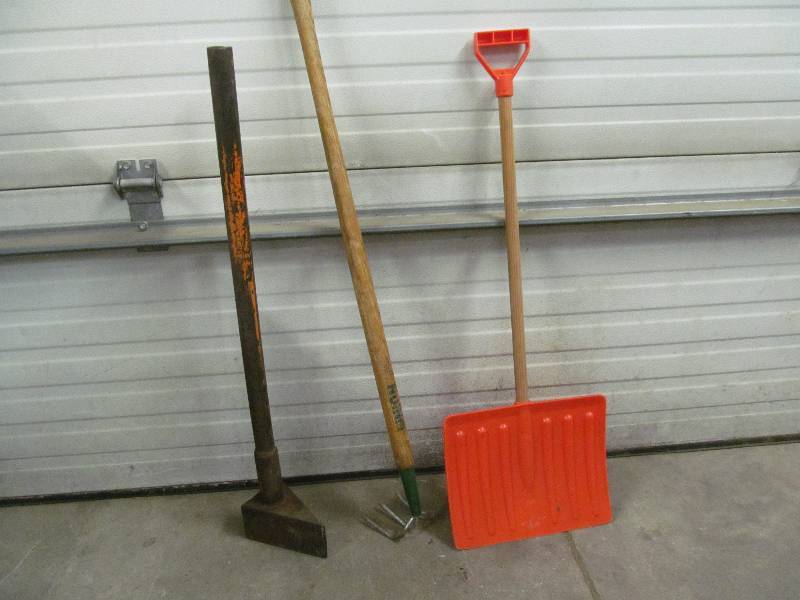 lot 186 image: Tools