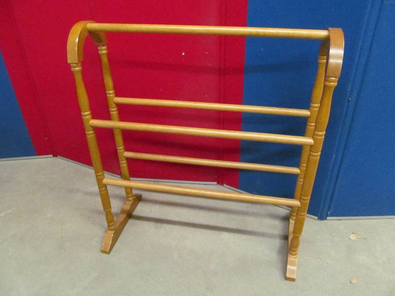 lot 195 image: Quilt Rack