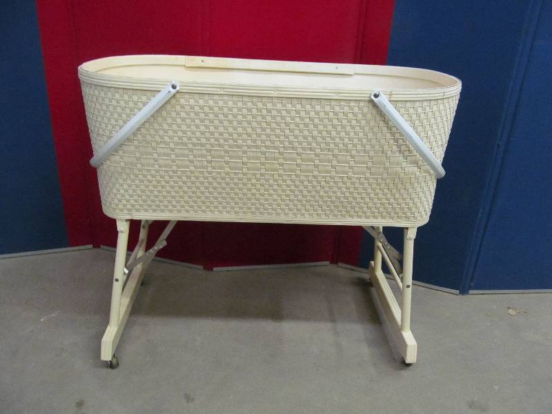lot 76 image: Vintage Baskenette