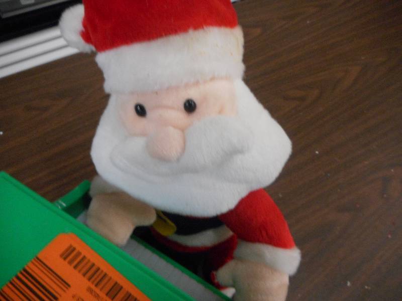 lot 9 image: SANTA CLAUS PIANO PLAYER CHRISTMAS DECORATION