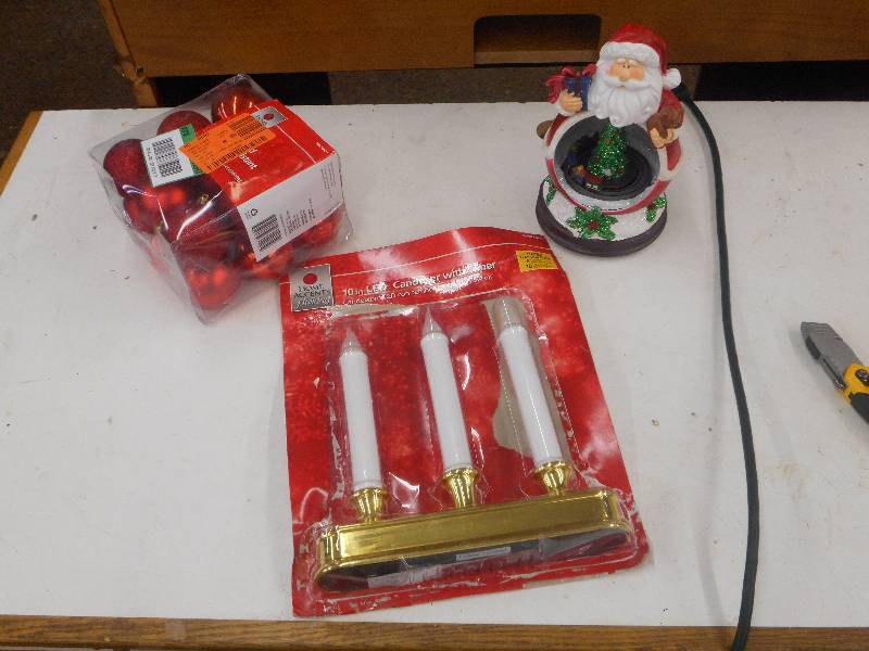 lot 58 image: LOT OF CHRISTMAS ORNAMENTS BULBS CANDLES