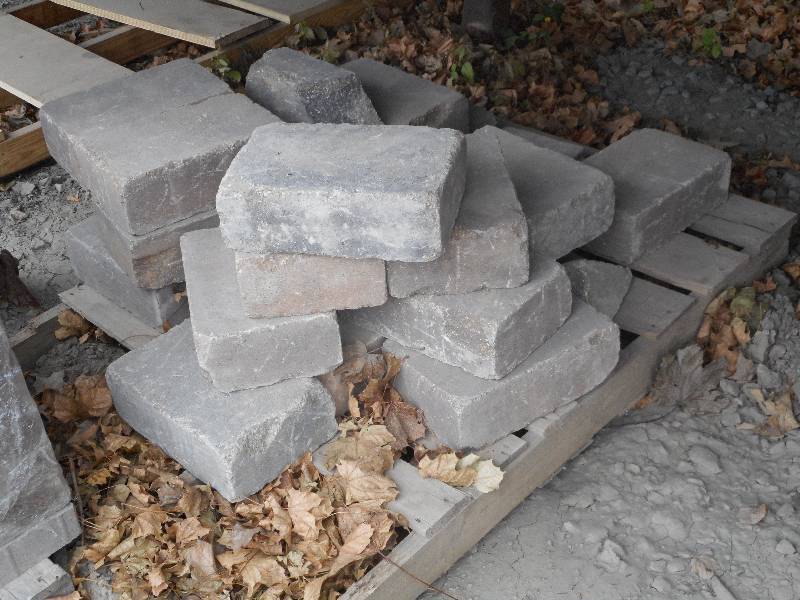 (1) Pallet Of Assorted Landscape Bl...