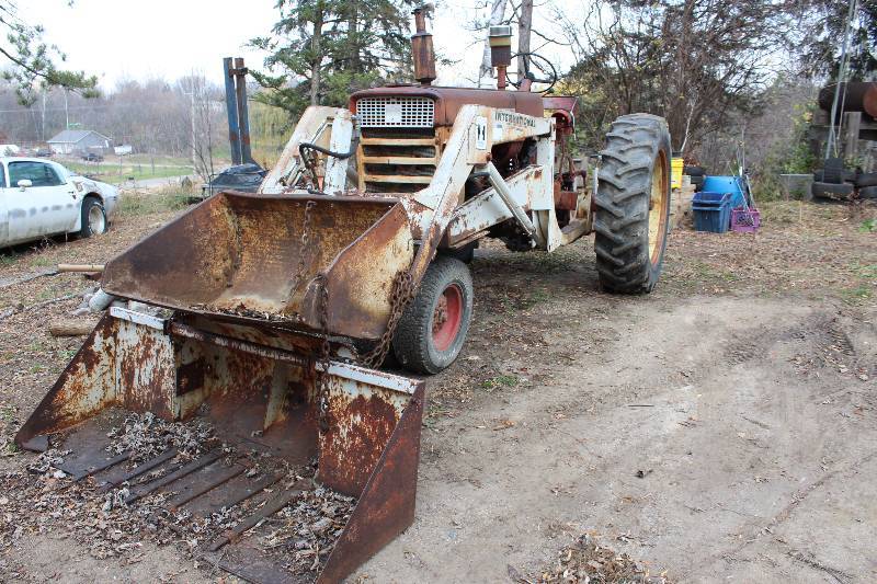 460 Narrow Front Gasoline Tractor, McCormick Farmall 460, with  International Harvester 2001 Loader
