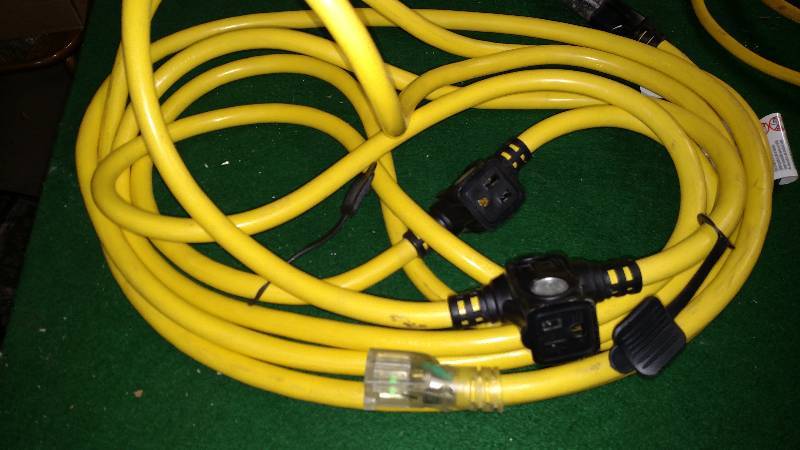 lot 17 image: Heavy gauge extension cords