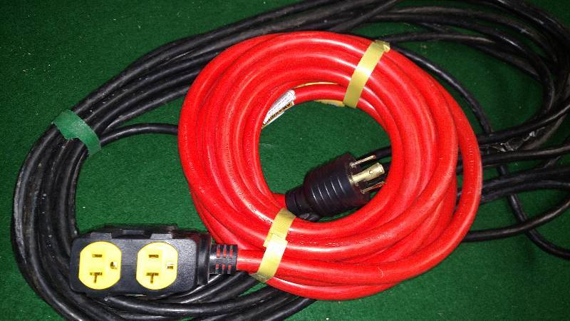 lot 18 image: Extension cord, heavy guage, twist lock, cord wrap