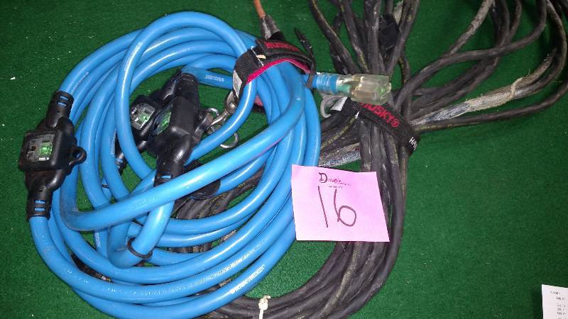lot 16 image: Heavy gauge extension cords