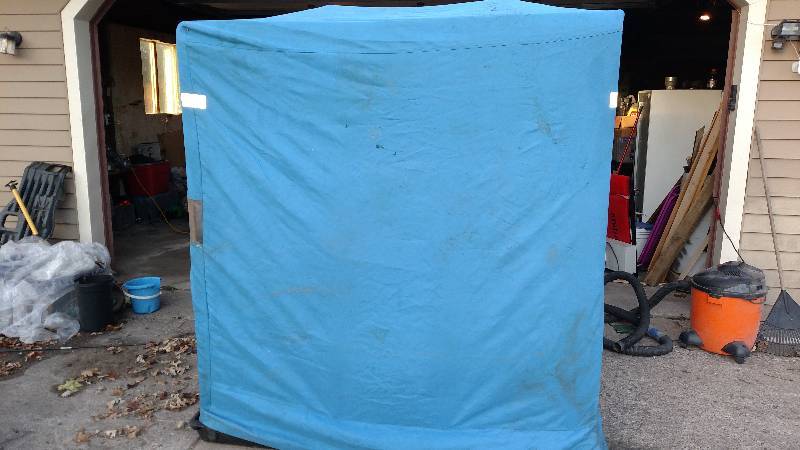 lot 4 image: Portable Fish House