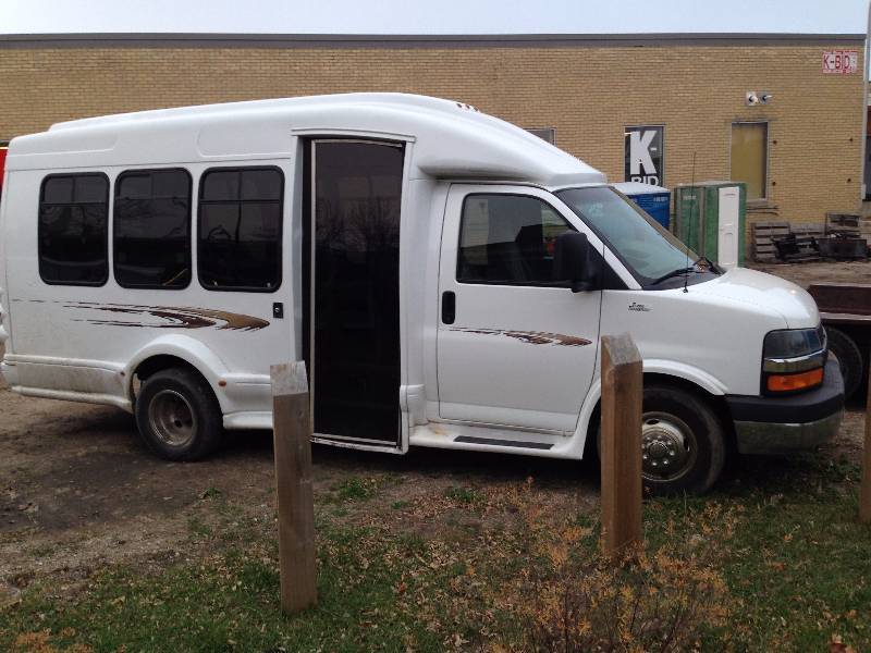 lot 1 image: 2003 Chevrolet Turtle Top Van Terra