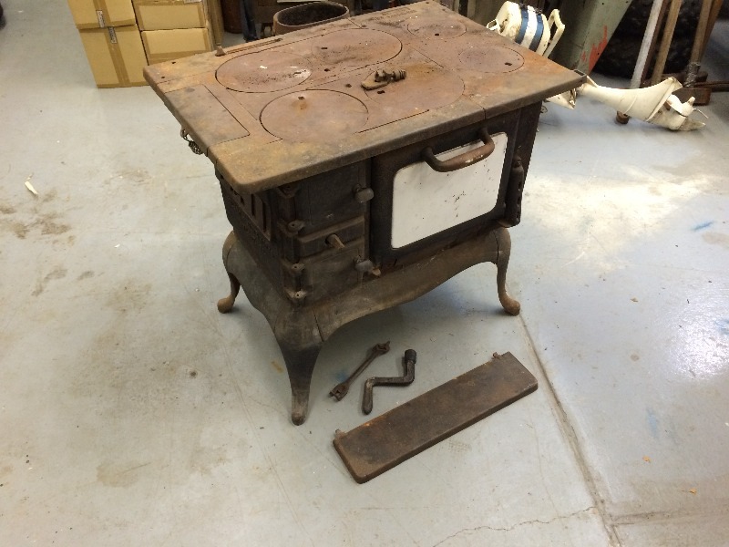 lot 32 image: Antique  Vintage Wood burning Cast Iron Stove  appears to have all the pieces - Cool is an understatement for this piece