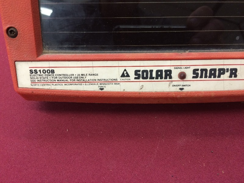 lot 62 image: Red Snapper Solar SS100B Electric Fence Controller
