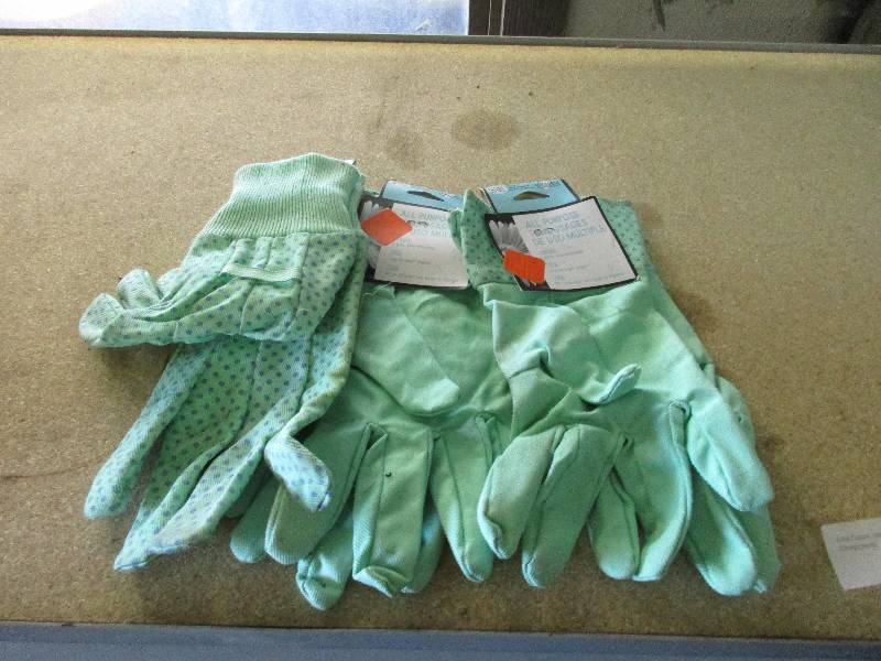 3 pairs of gardening gloves