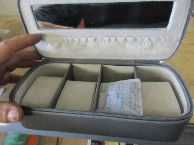 2 Necklace cases