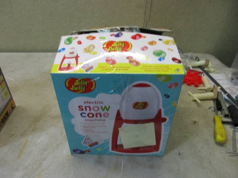 Snow cone machine