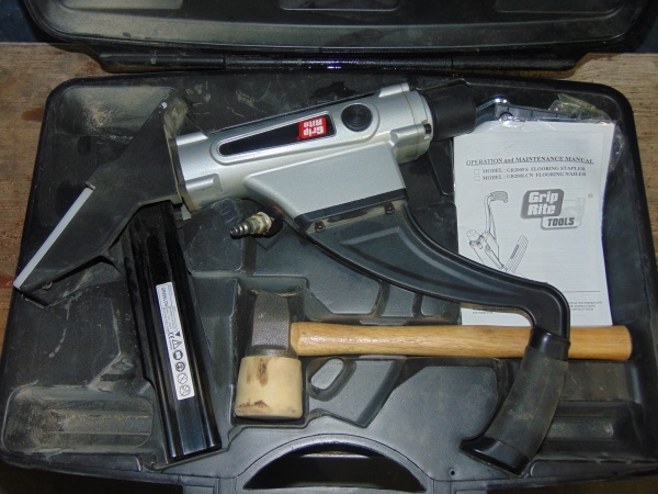 lot 11 image: Grip Rite Pnuematic Floor Nailer Model GR200LCN