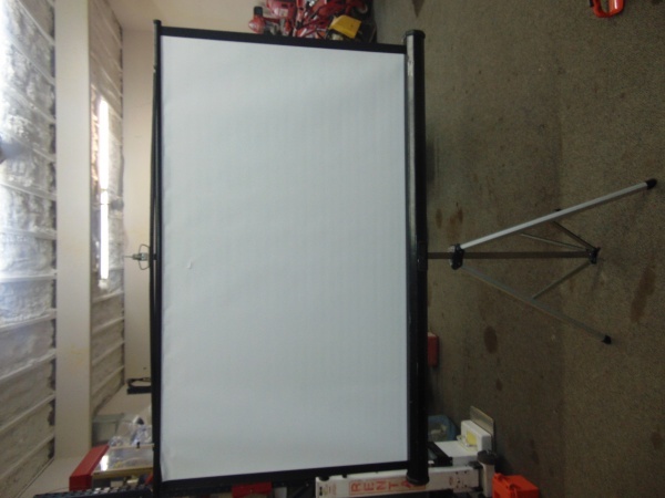 lot 59 image: Da-Lite Projecter Screen
