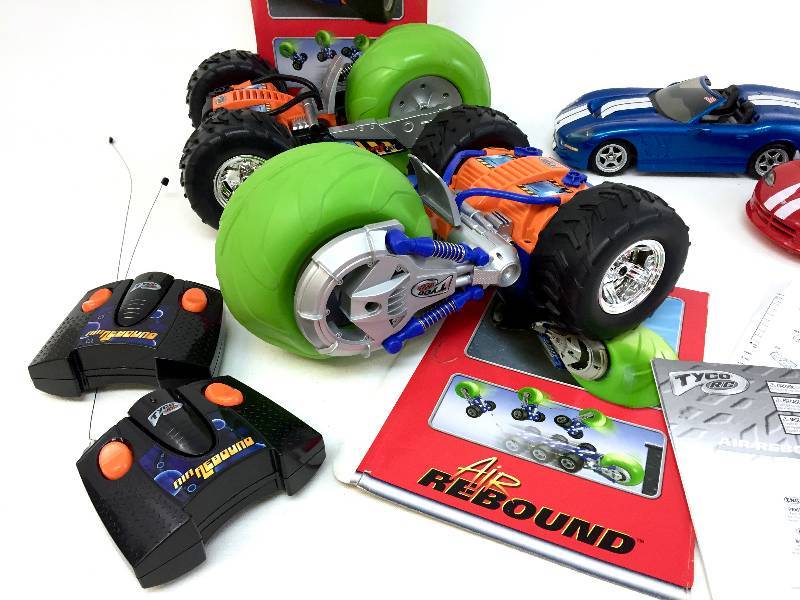 lot 22 image: 4 RC Cars w instructions -- 2 Tyco & 2 Nikko