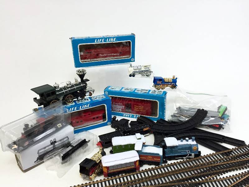 lot 28 image: Lot of Trains