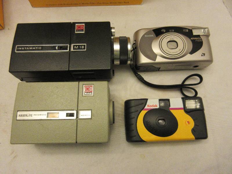 Lot Kodak Cameras & Sylvania Blue Dot Flashbulbs