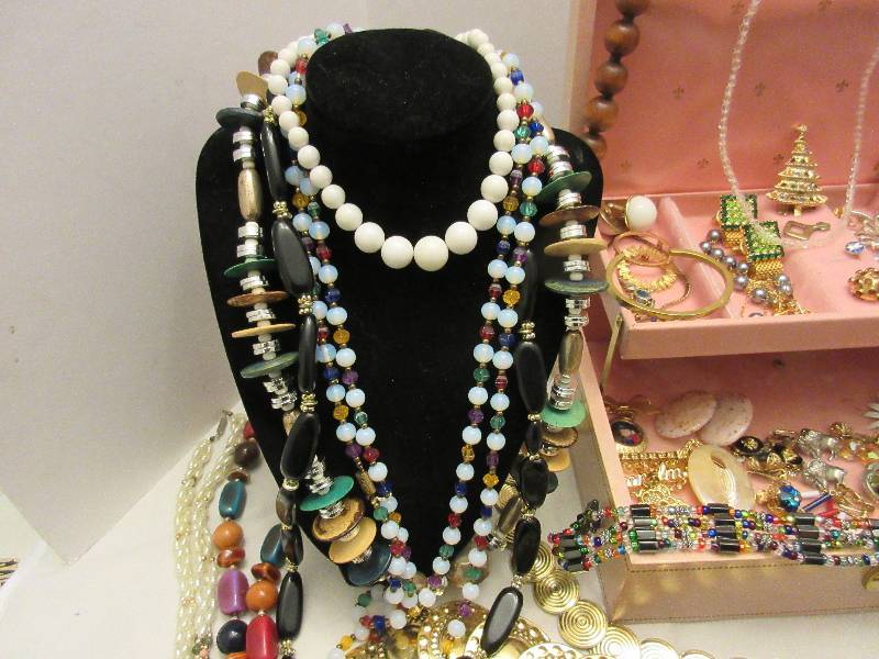 Costume Jewelry and Jewelry Box Danbury Mint Necklace