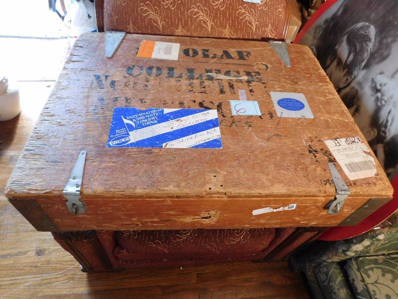 lot 6 image: Here is a great shipping wooden container box 