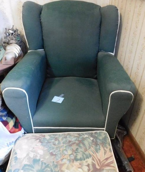 lot 7 image: Green canvas chair with ottoman