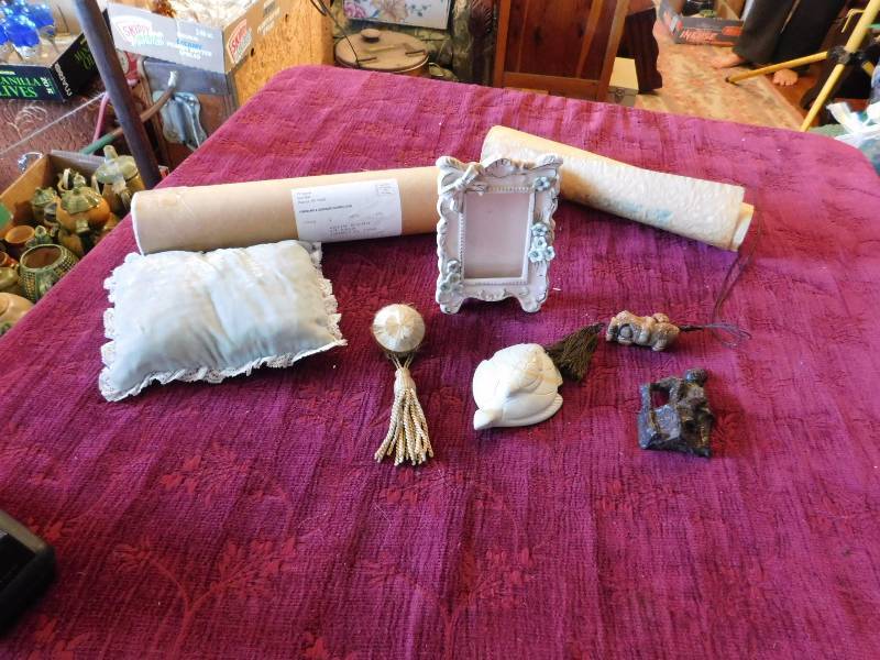 lot 31 image: home decor collectible items