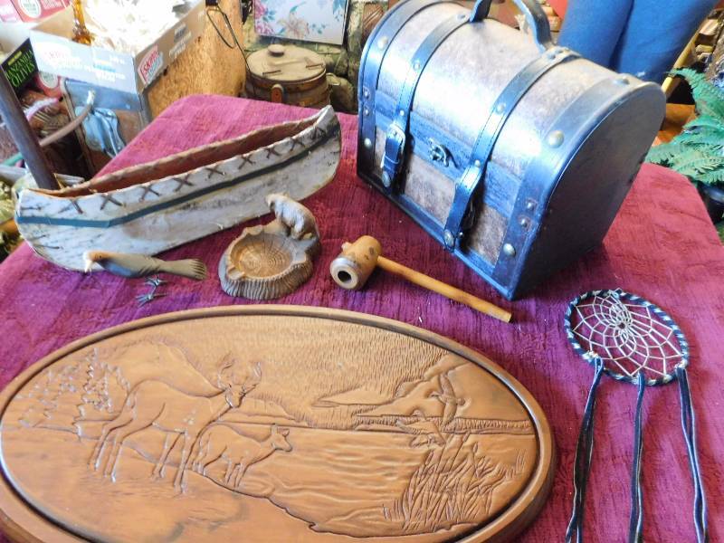 lot 34 image: several woodland decor items see photos