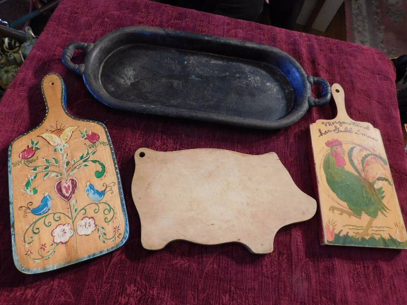 lot 40 image: decorative wooden wall art and one metal tray