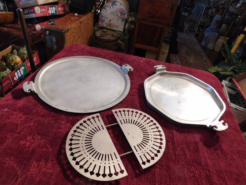 lot 47 image: two guardian service aluminum serving tray and metal expanding trivet