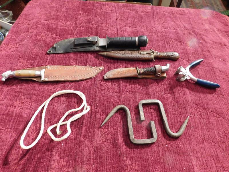 lot 53 image: several vintage collectible fixed blade knives see photos for better look