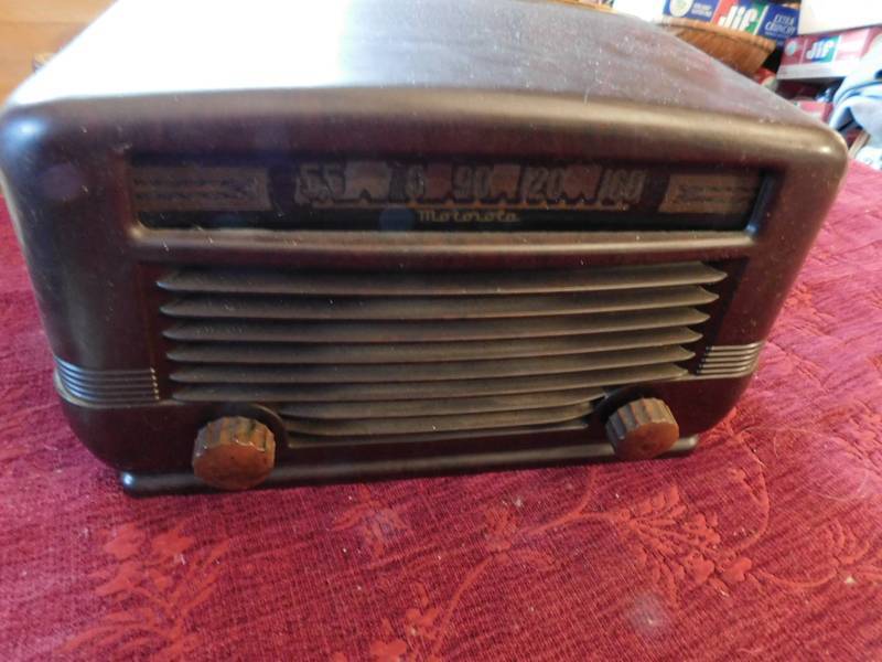 lot 14 image: vintage brown Motorola radio untested