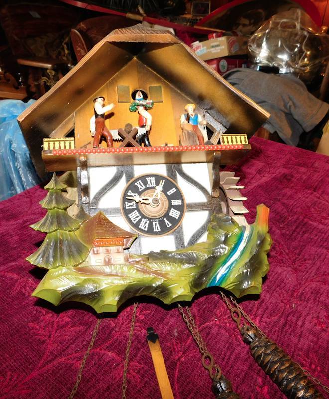 lot 10 image: Vintage cuckoo clock