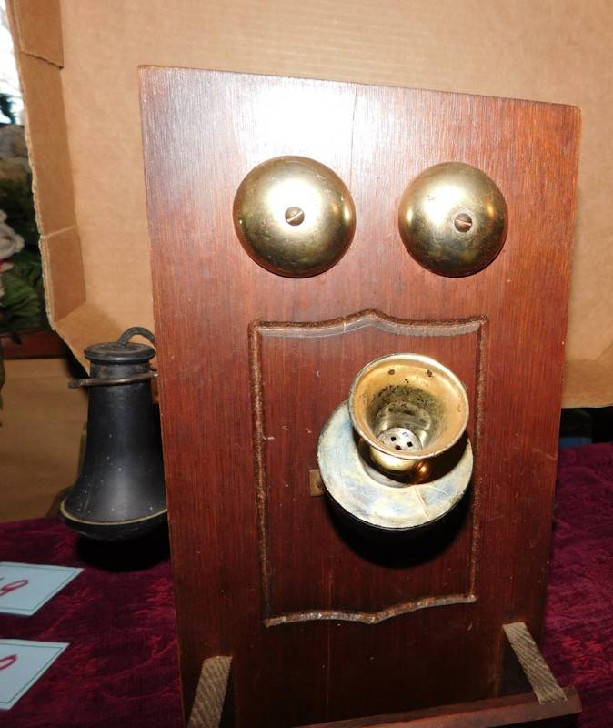 lot 18 image: vintage looking telephone box the inside is empty fro decor only