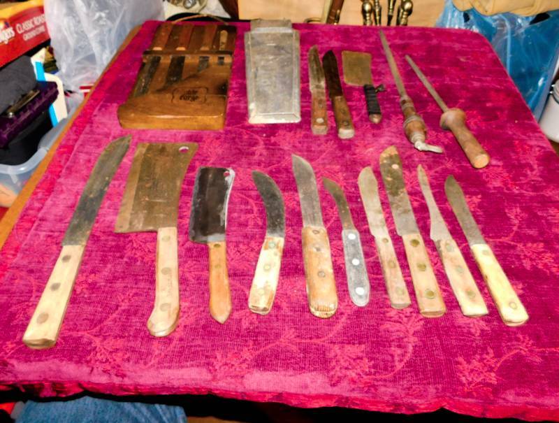 lot 65 image: large lot of vintage wooden handled knives of various sizes