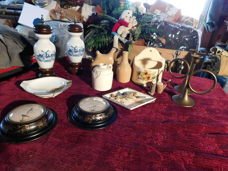 lot 78 image: vintage home decor items