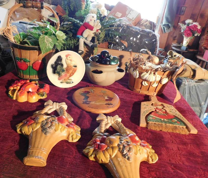 lot 80 image: vintage home decor items