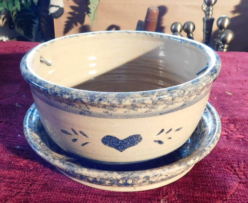 lot 91 image: crock planter with bottom plate for water collection