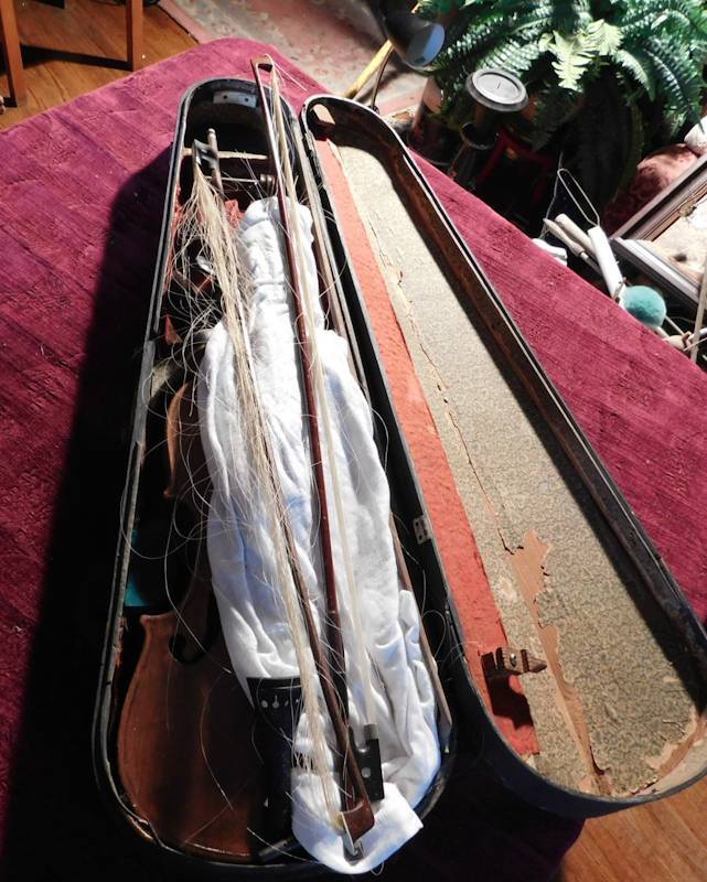 lot 102 image: Antiuqe Hopf Violin, bows & case