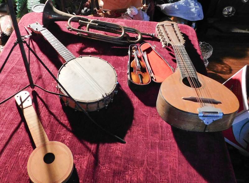 lot 113 image: 5 vintage musical insterments