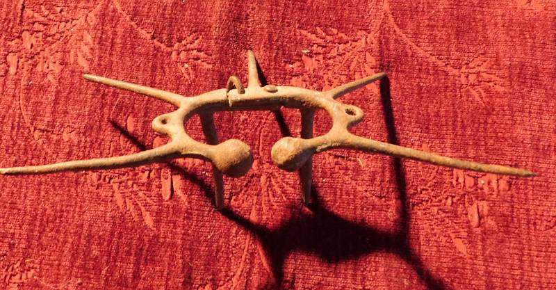 lot 115 image: Vintage spiked nose ring