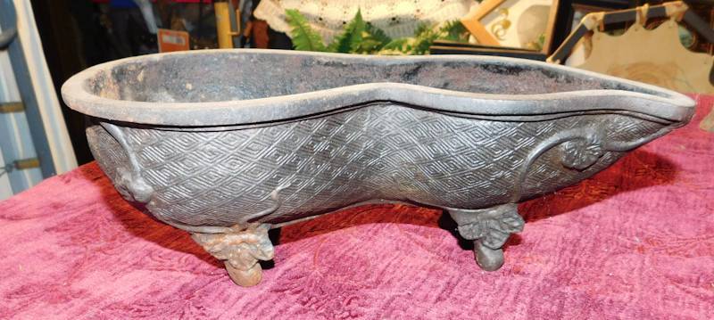 lot 118 image: cast iron metal planter made to look like cast iron bath tub