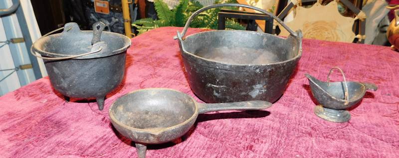 lot 120 image: 4 vintage cast iron pieces two have three feet, two have handles